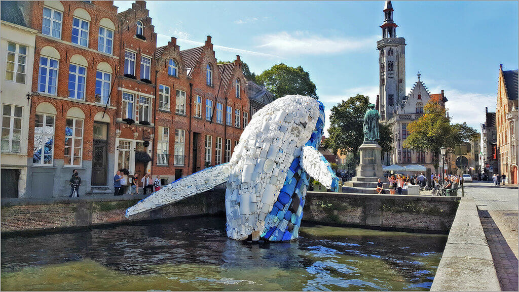 bloomeka_baleine de bruges_studio kca_installation_sculpture_art_pollution plastique_changement climatique_ecologie_marketing responsable_marketing vert_communication verte_gestion de projet_RSE_1